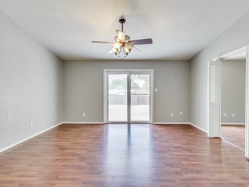 Remodeled 3 Bed/1.5 Bath Home — Photo 2