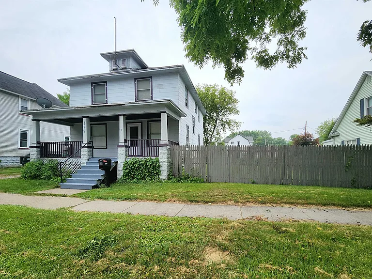 805 N Linn St — Photo 2