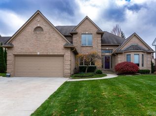 1058 Bloomview Cir, Rochester, MI 48307