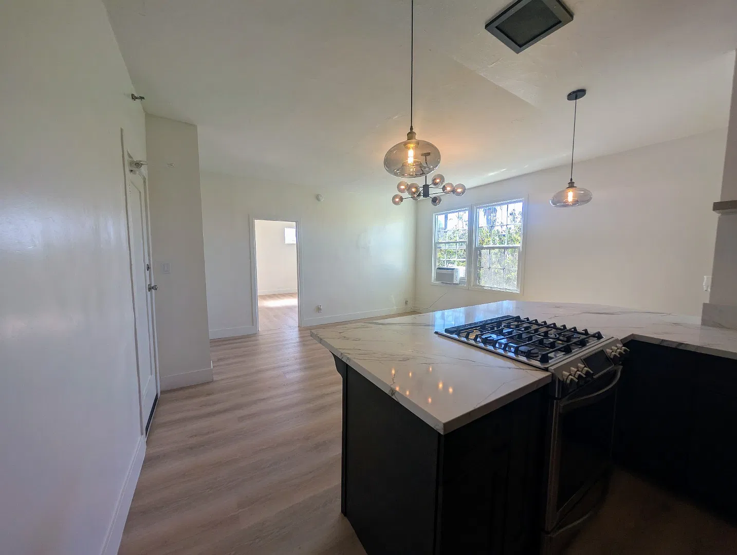 Stunning Fully Remodeled 1-Bedroom Corner Apartment with Beautiful 3rd-Floor Views! — Photo 3