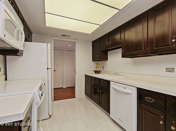5th image of 2 Court Of Harborside APT 211