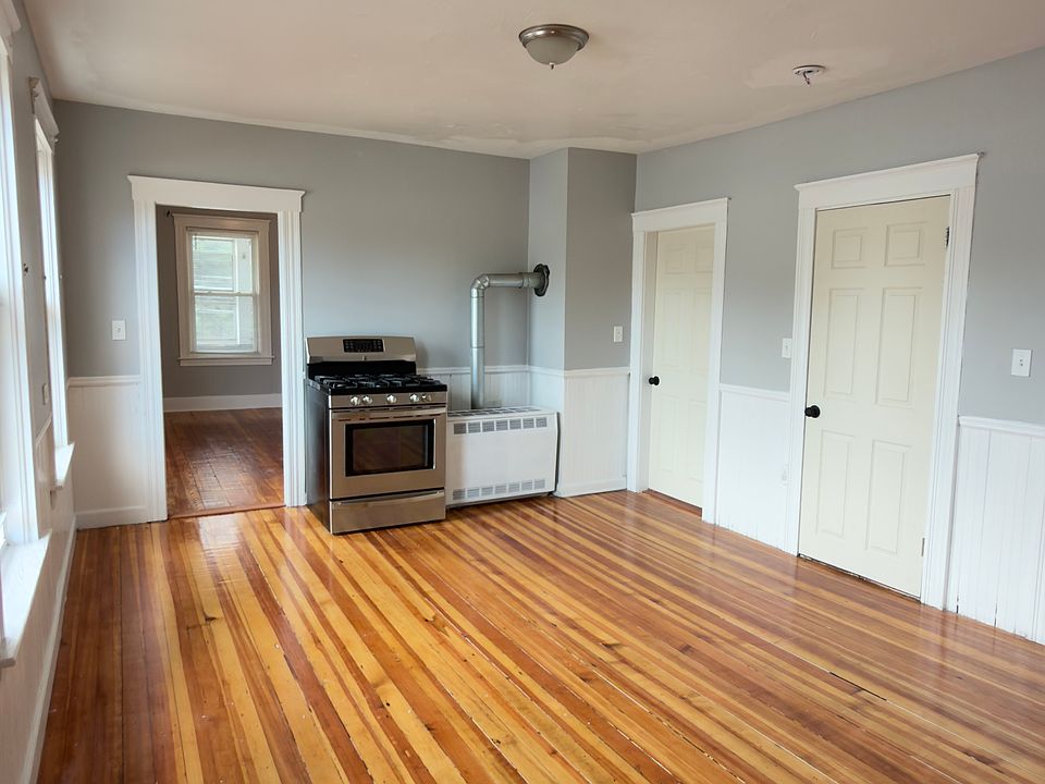 1st image of 164 West St #3
