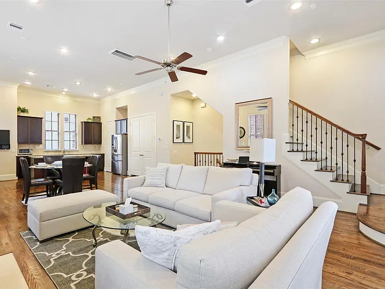 2049 Fannin Sta N — Photo 8