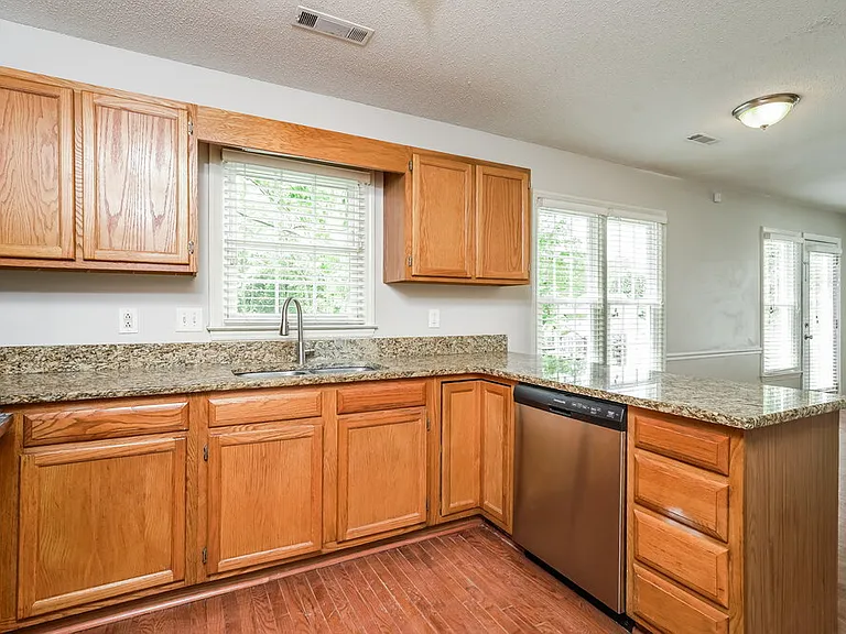 221 Guinevere Ct — Photo 9