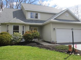 39 Longwood Dr, Clifton Park, NY 12065