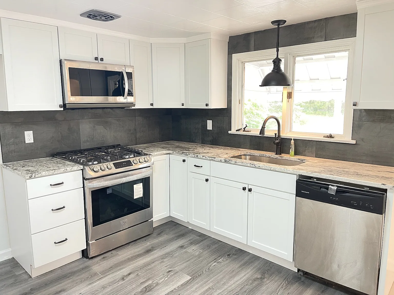 3 bed, 968 sqft, $1,625 — Photo 1