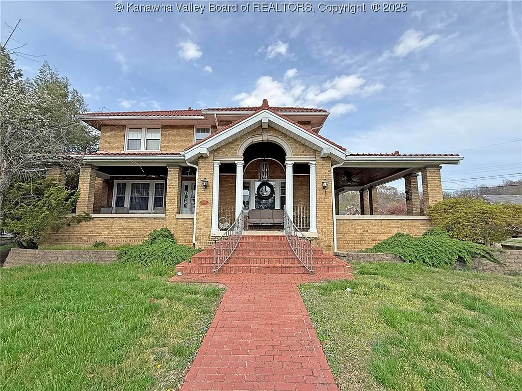 802 Maple Rd photo 1