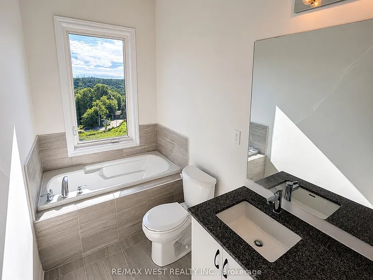 15 Inverary Cres — Photo 29