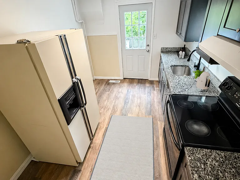 527 W Greenleaf St — Photo 2