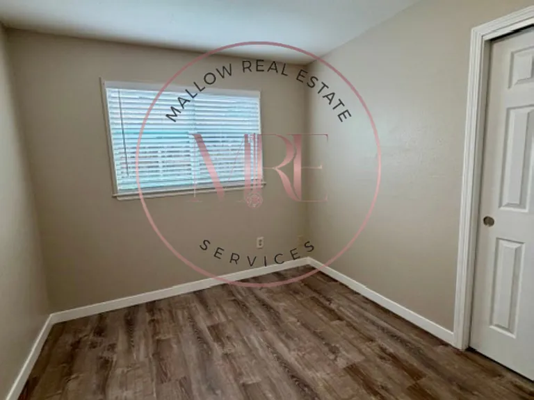 1198 Reo Dr — Photo 8