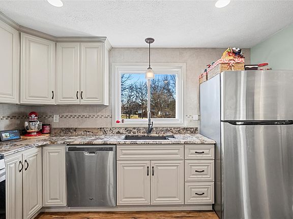 4th image of 202 James St