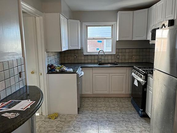 5th image of 220 Crown Ave #1