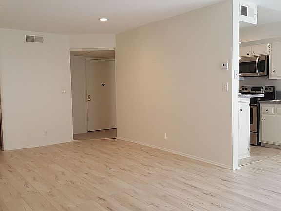 3rd image of 5343 Yarmouth Ave Unit 202