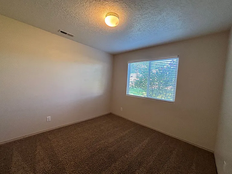 425 E 1050 S — Photo 14