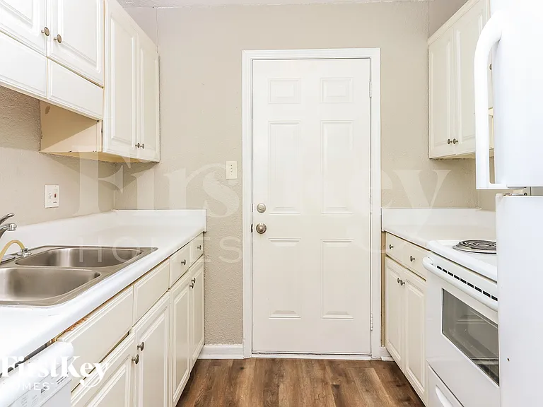 1910 Brownsville Rd #2 — Photo 7
