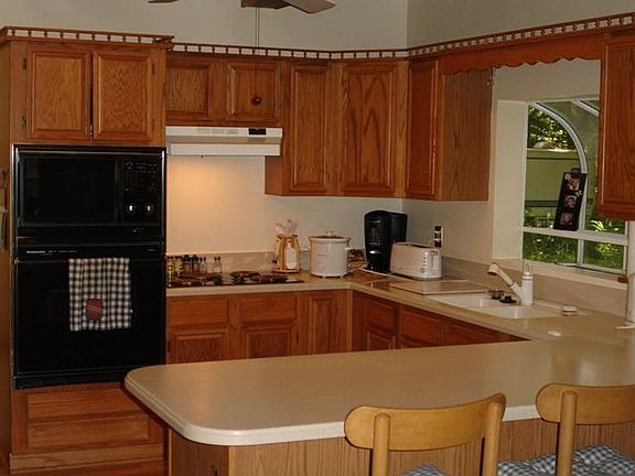 Kitchen w/ Breakfast Bar