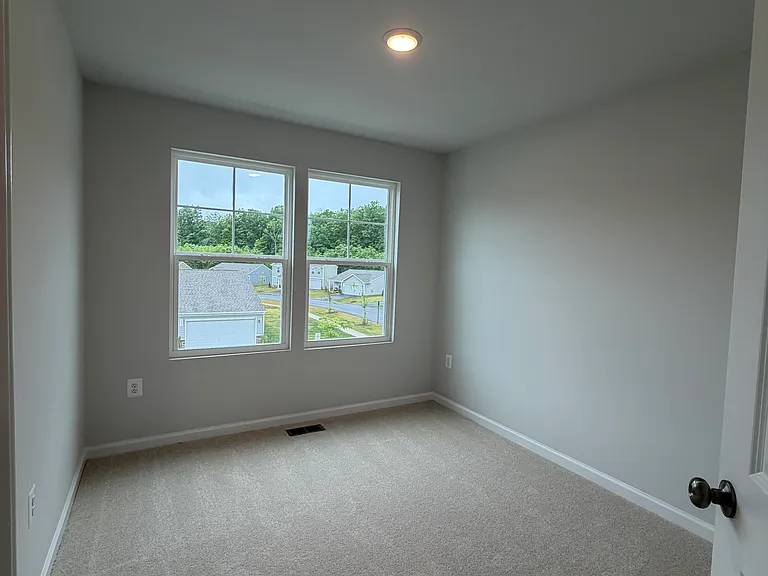 130 Saxon St — Photo 18