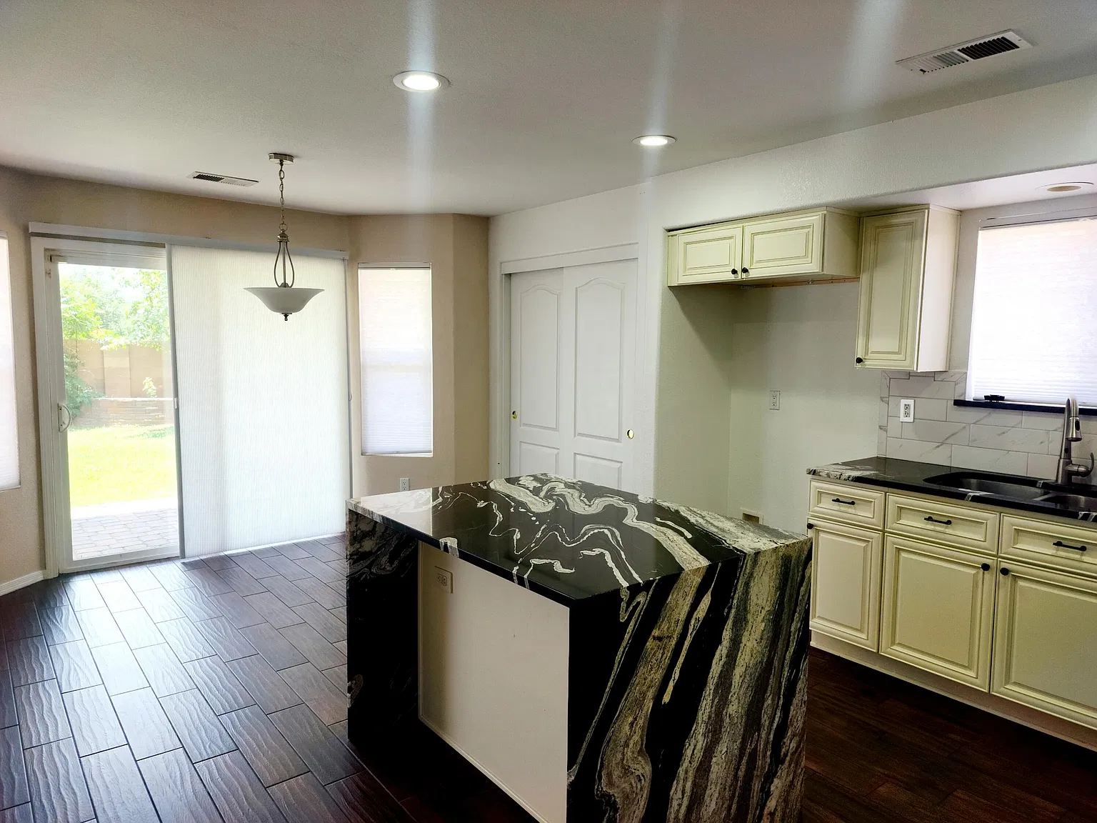 4 bed, 3.5 bath, 2022 sqft, $2,550 — Photo 3