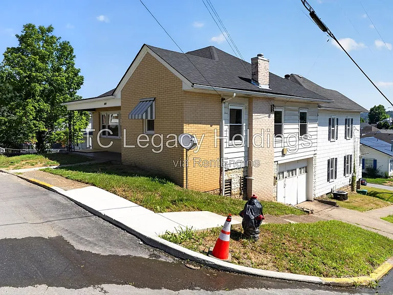 300 Ash Ave — Photo 2