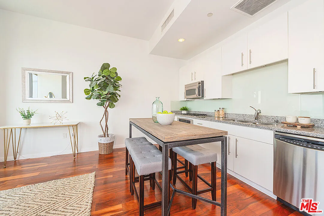 Studio, 1.0 bath, 670 sqft, $2,700 — Photo 2