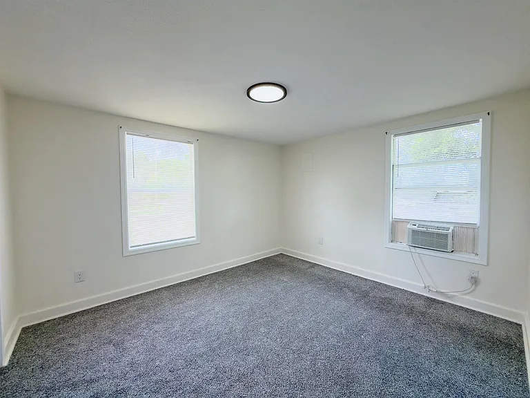 512 Crescent Blvd — Photo 6
