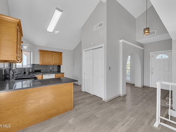 5th image of 834 N Resler Dr