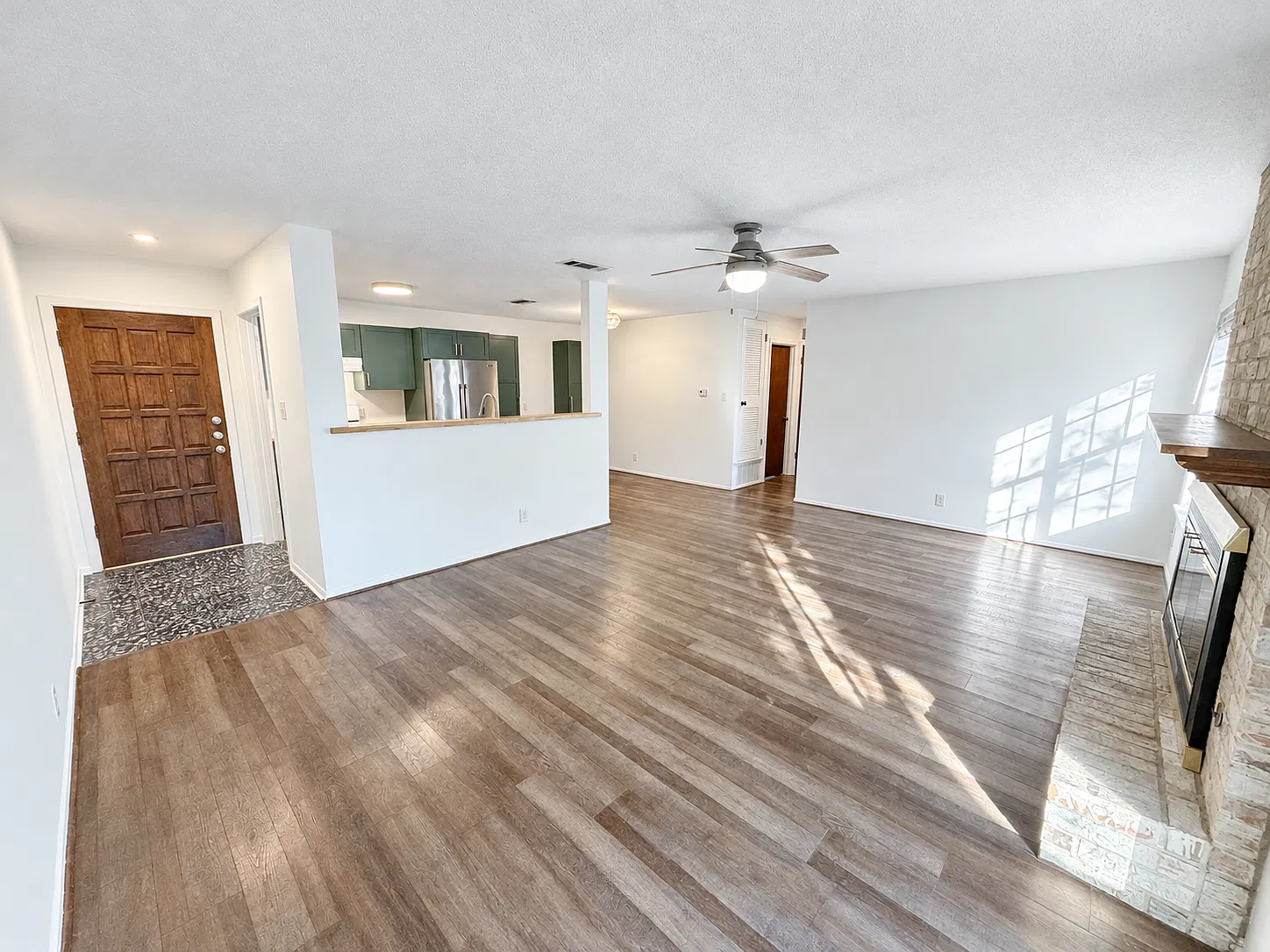 2 bed, 1000 sqft, $2,000 — Photo 2