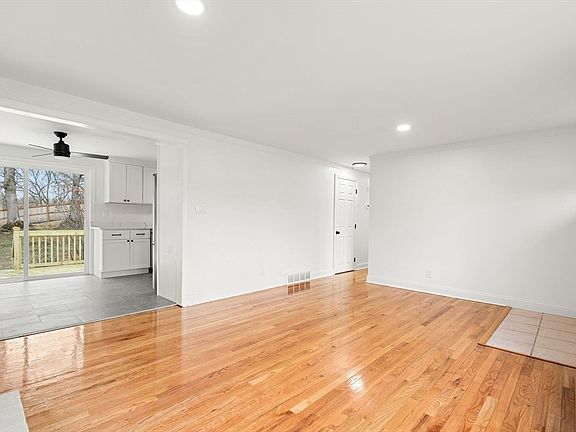 4th image of 15 Phillip Rd