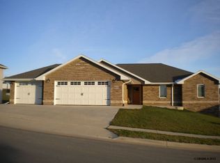 6520 N Wellington Ln, Dubuque, IA 52003
