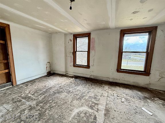 3rd image of 1092 E Grand Blvd