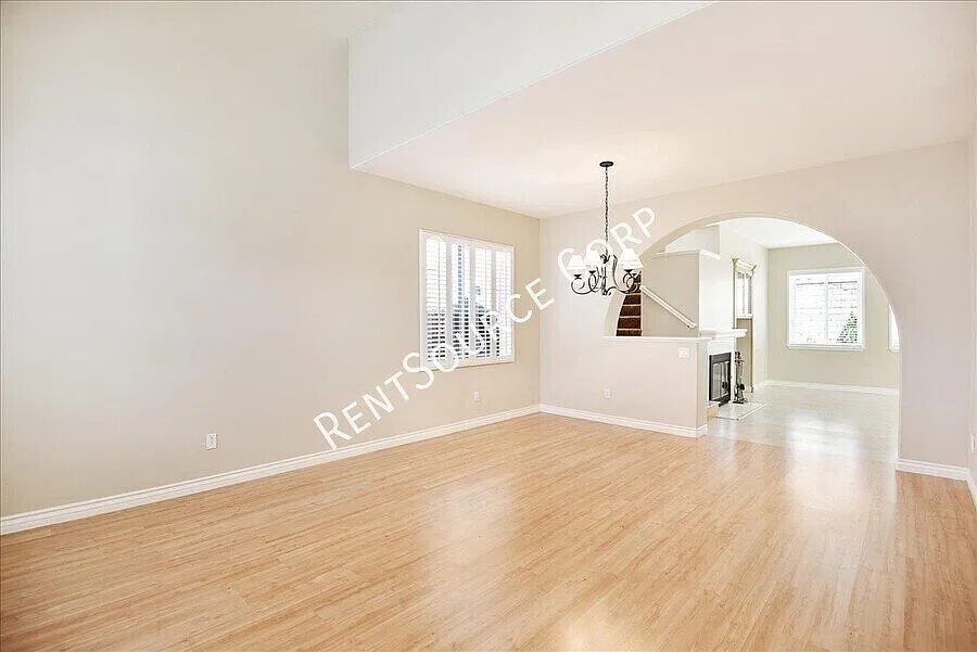 3 Bedroom plus Loft, 2.5 Bathroom House in Saugus — Photo 3