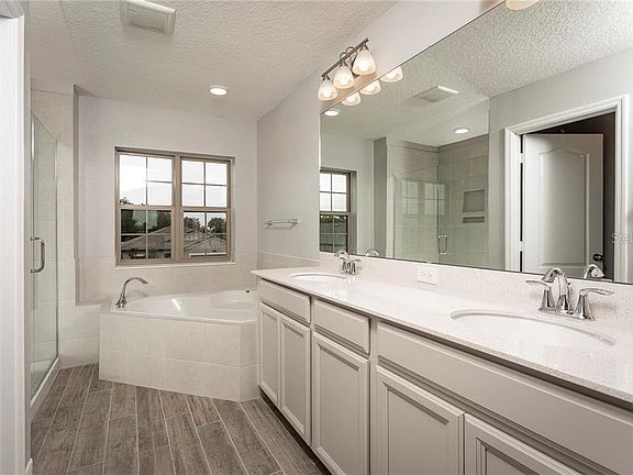 5th image of 3362 Edgehill Court St