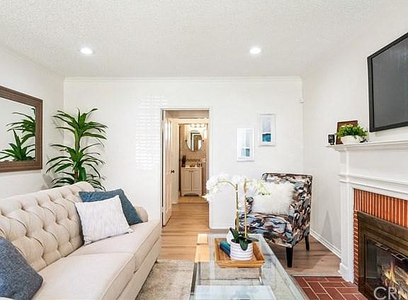 4th image of 3819 Esmeralda Ave