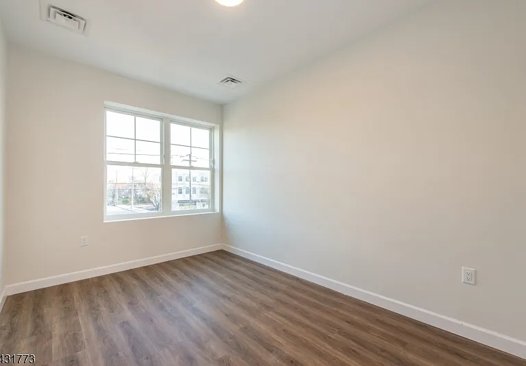 515 Union Blvd #28 — Photo 8