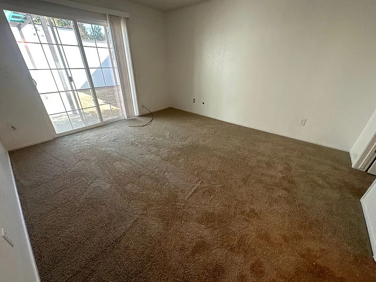 308 N Riverside Dr — Photo 14