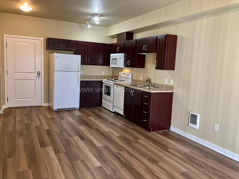 200 E Maple St — Photo 256