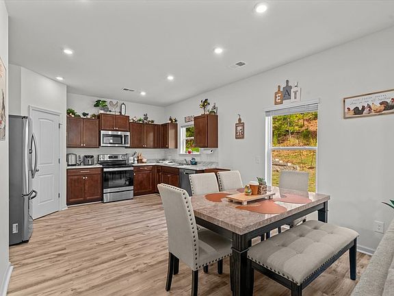 4th image of 282 Collington Cir