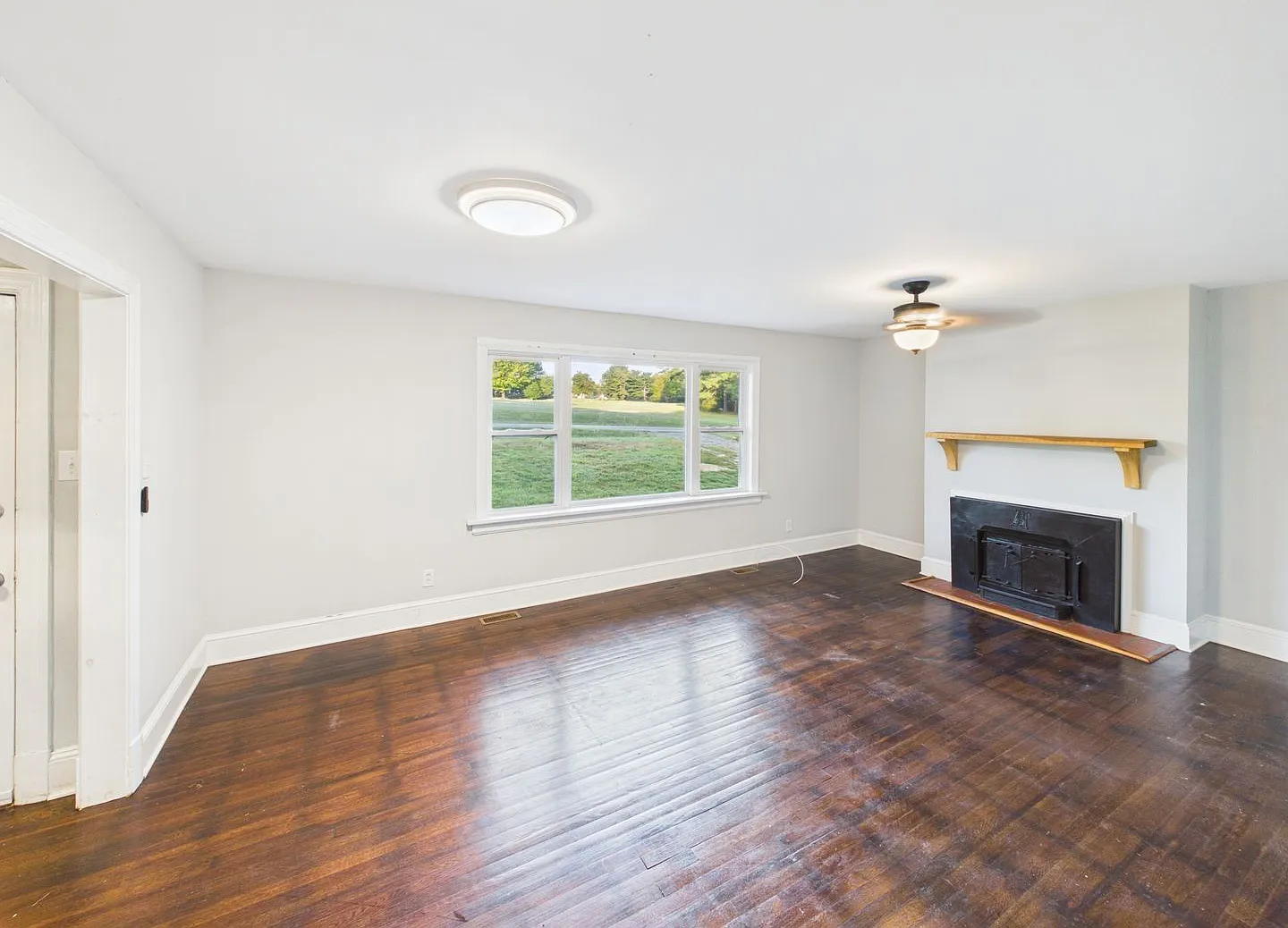 4 bed, 3.0 bath, 2418 sqft, $2,695 — Photo 2