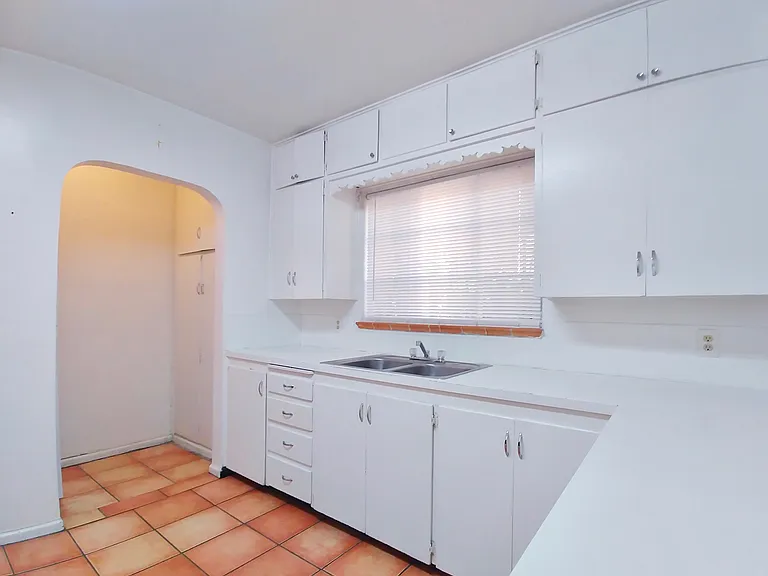 Super Cool Mid-Century Modern East Nob Hill Penthouse Suite with Views — Photo 60