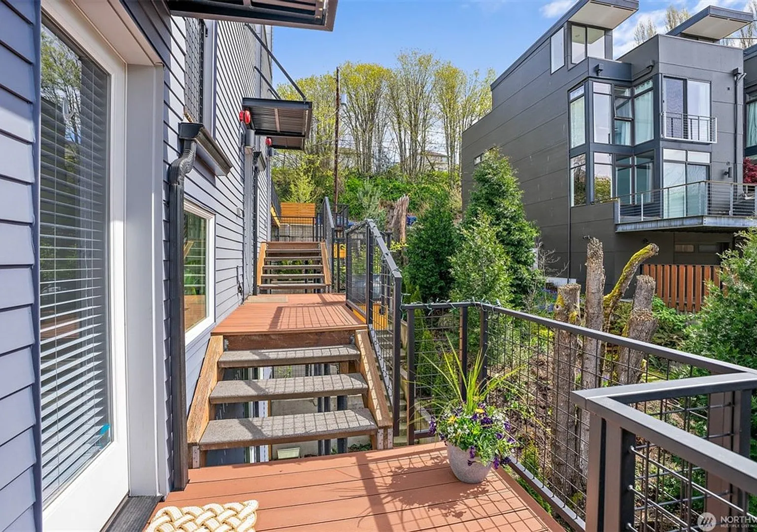 2bd/2ba Seattle Townhome — Photo 2
