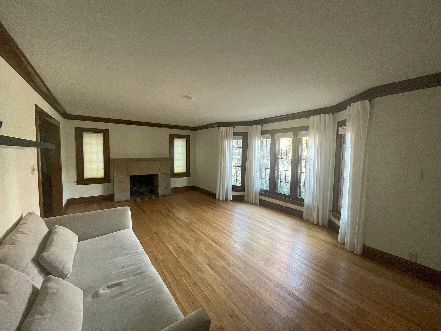 2 bed, 1100 sqft, $1,600 — Photo 2