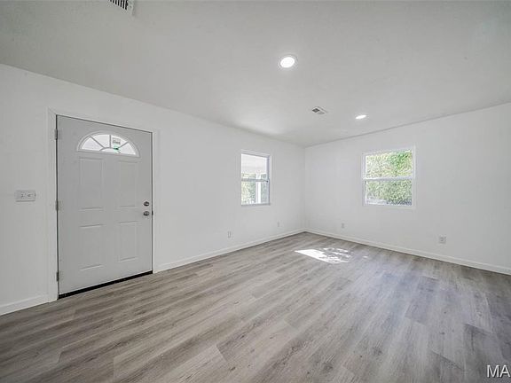 4th image of 100 S Newport Ln