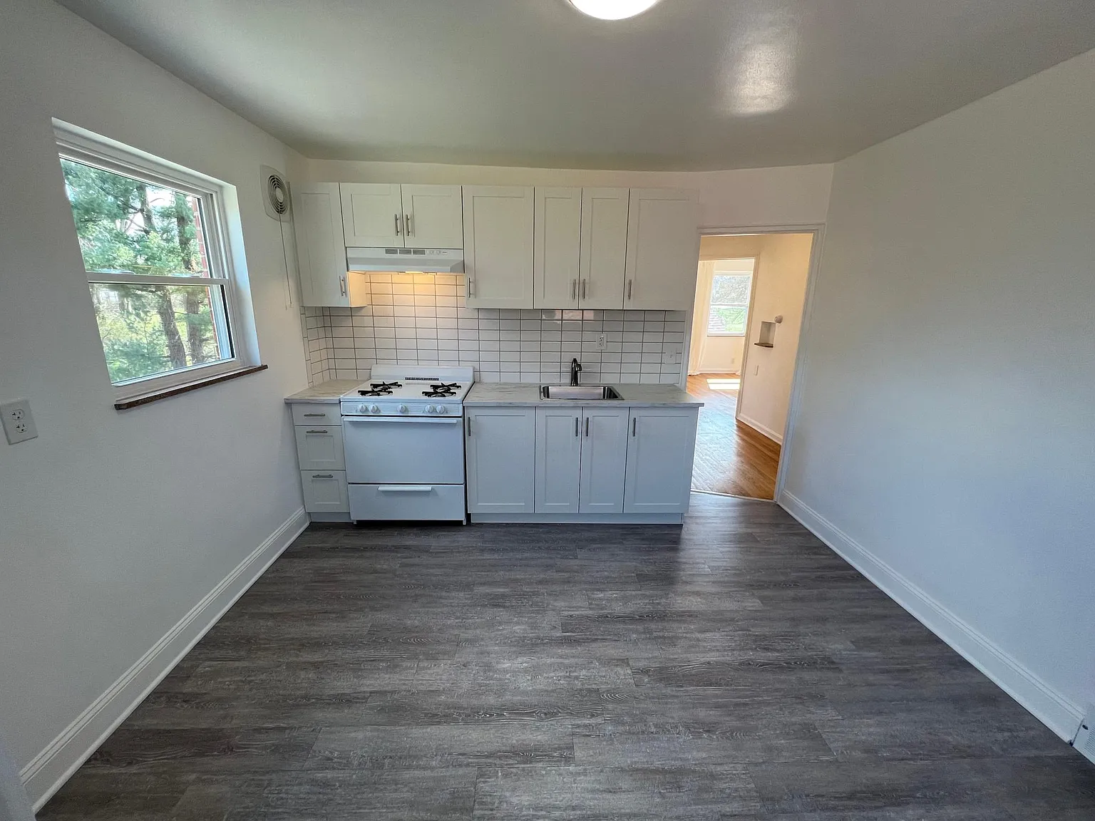 5810 Elsie Ave — Photo 2
