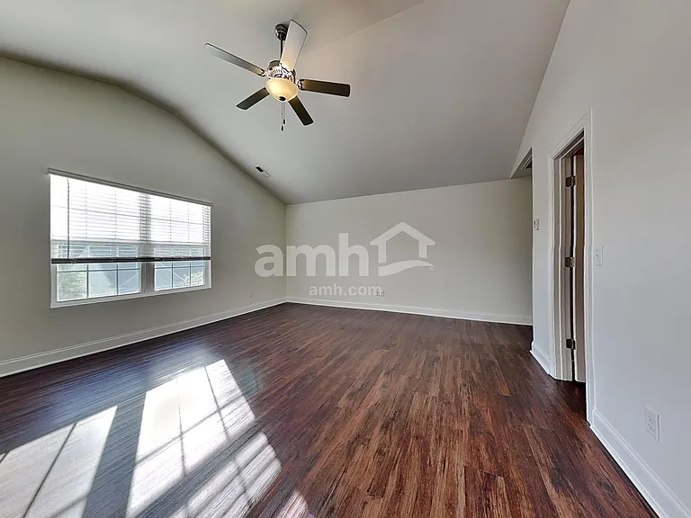 515 McMillan Ln — Photo 9