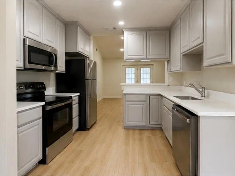 229 Oxford Dr — Photo 3
