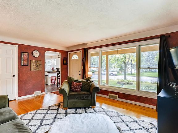 4th image of 1855 4th St