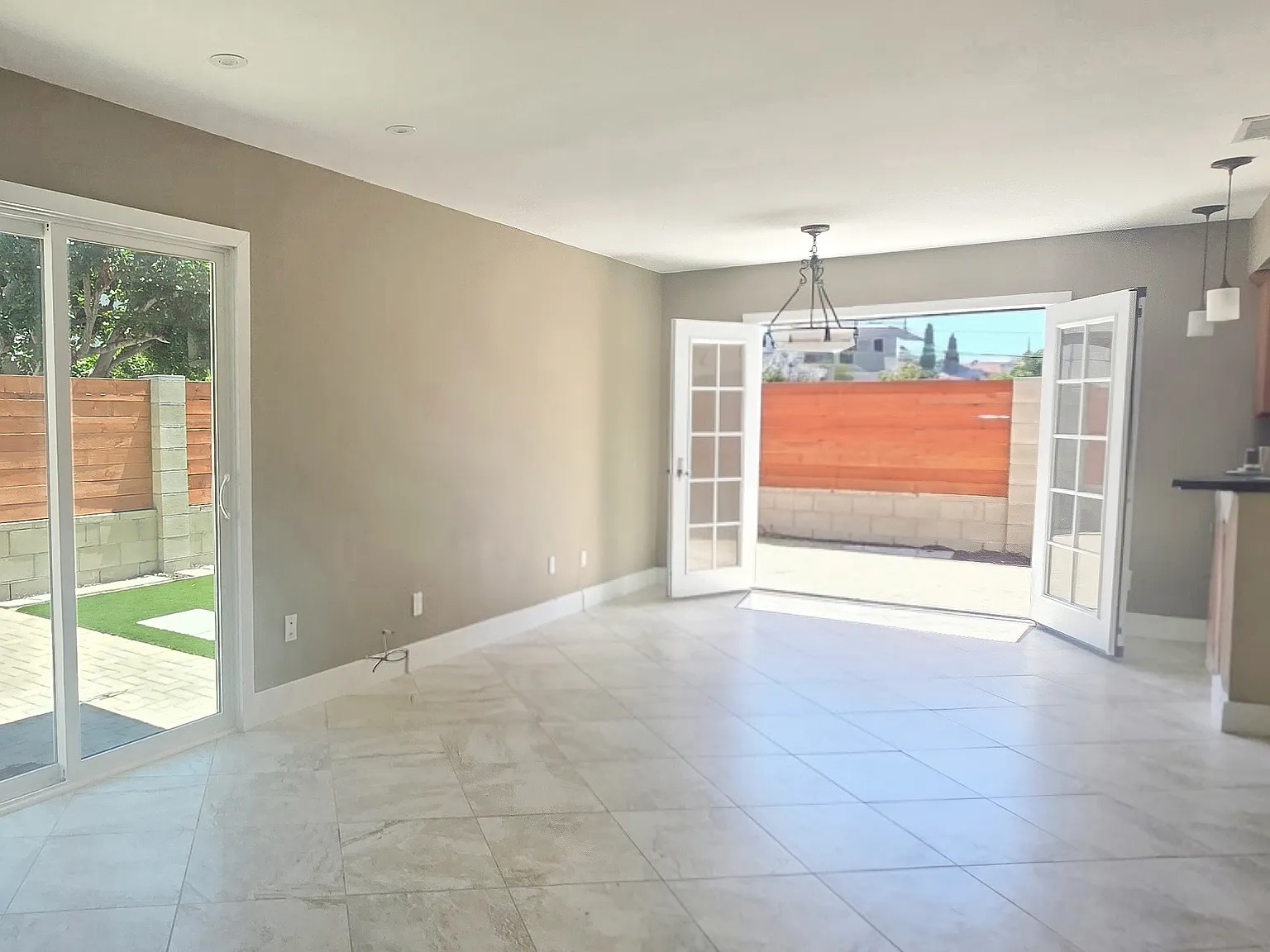 3 bed, 2.5 bath, 1400 sqft, $4,000 — Photo 1