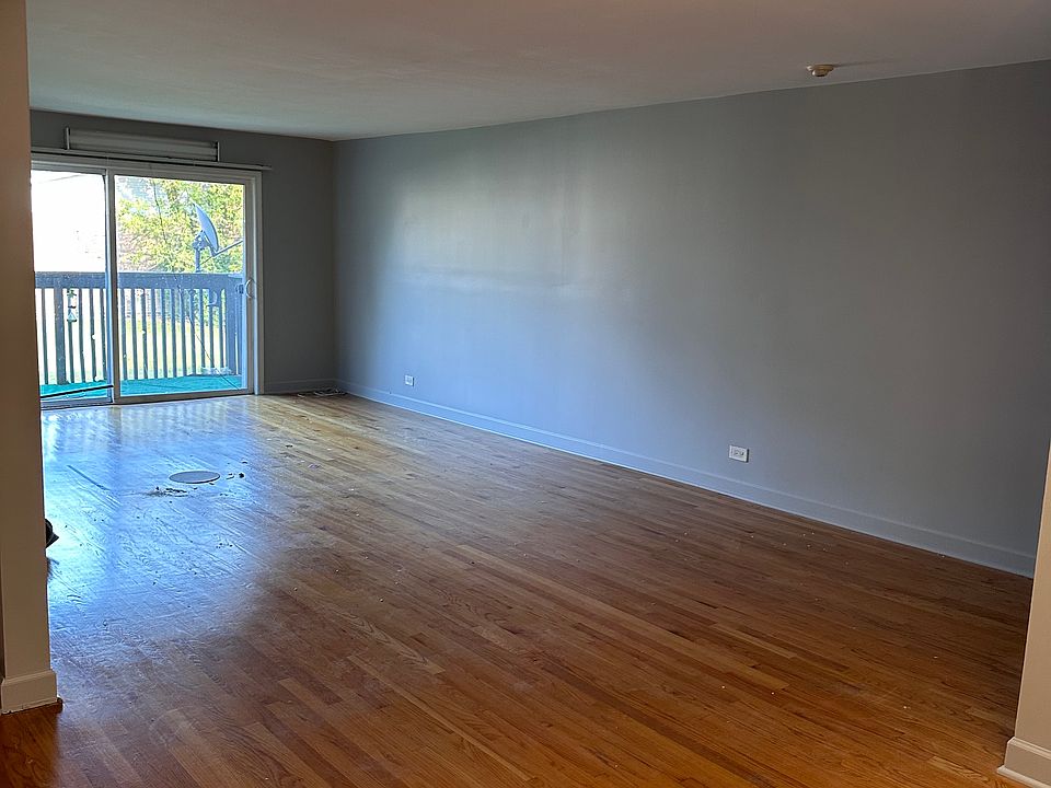 1st image of 16W585 Mockingbird Ln APT 201