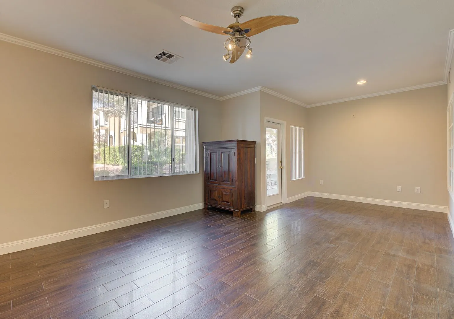 Cozy 1 bedroom condo in Seven Hills! — Photo 4