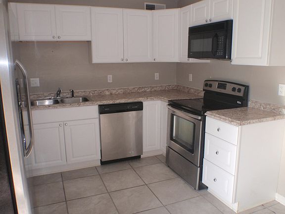 5th image of 1002 Carriage Dr APT B